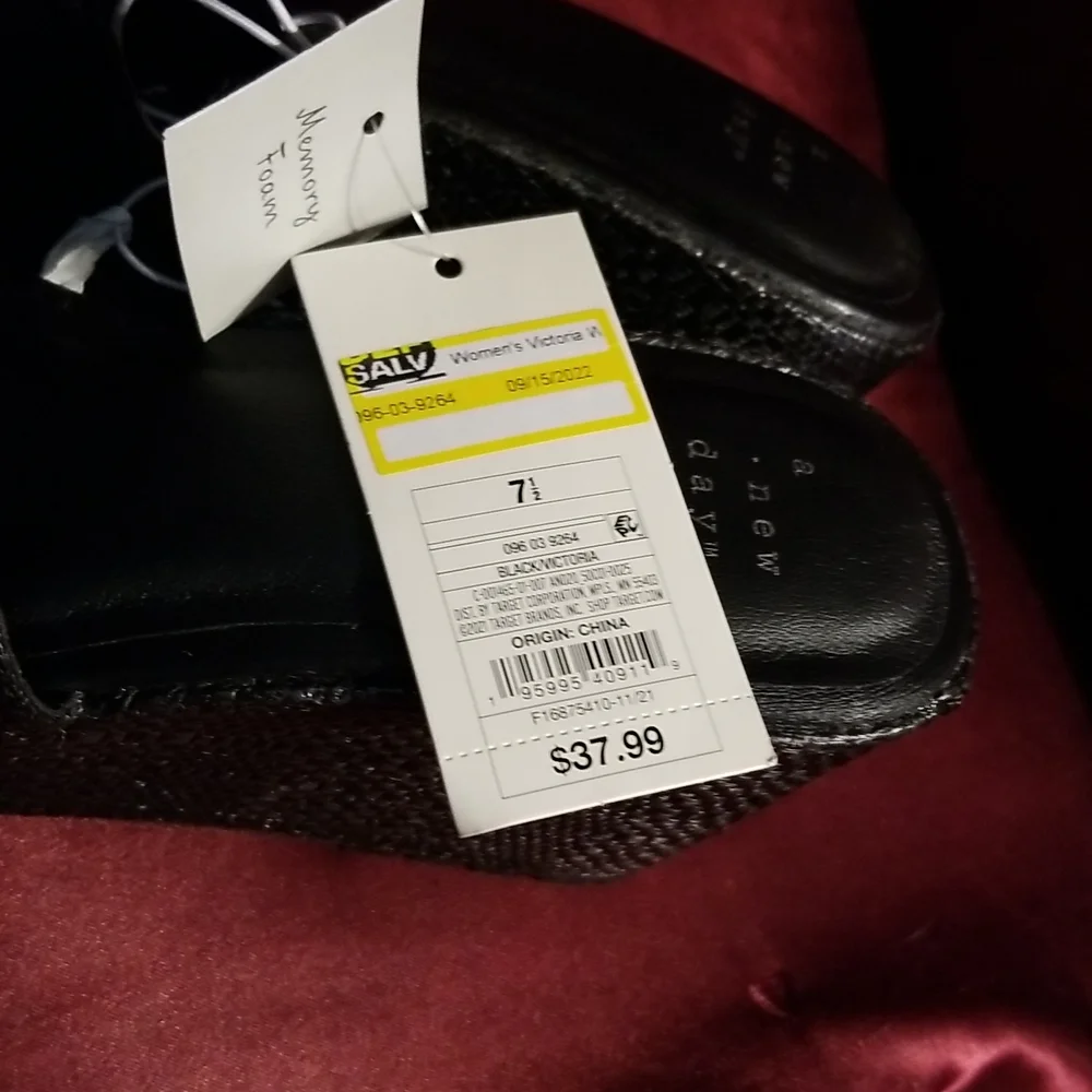 NWT size 7.5. 3 inch wedge slide memory foam rugged sole
